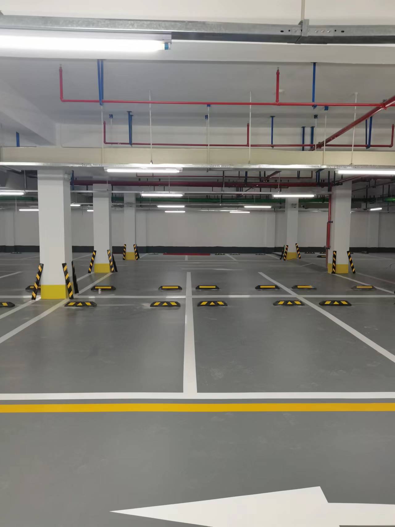环氧地坪施工地下停车场案例---太原站