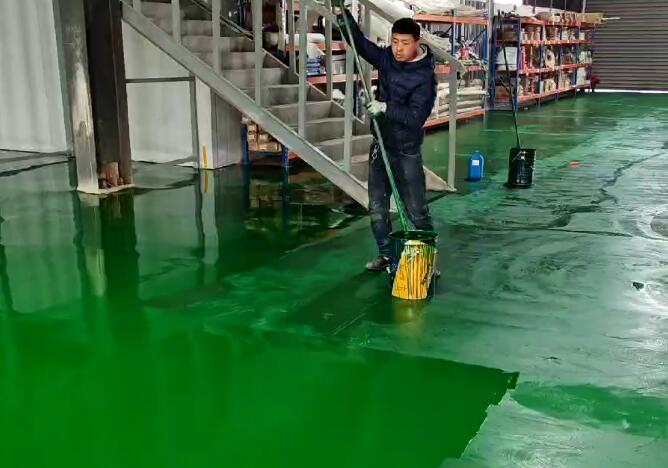 忻州工地环氧平涂面漆层滚涂施工中